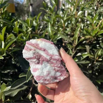 Оптовая продажа натуральных хрустальных необработанных целебных камней неправильной формы с розовым турмалином для Фэншуй